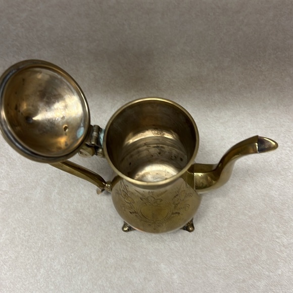 Vintage brass teapot and cups, Saudi Arabia - Picture 6 of 10